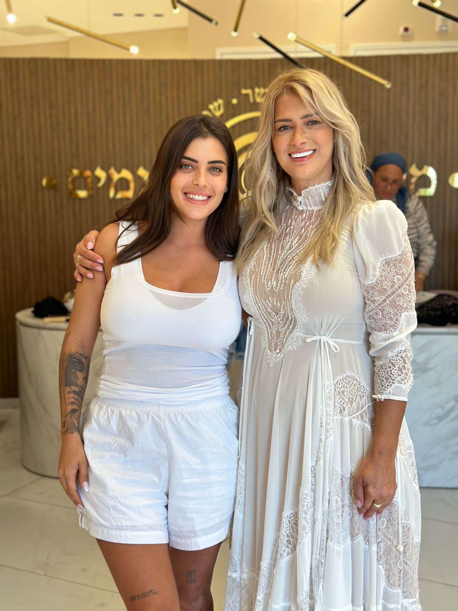 ספיר ואמה סיגל במקווה , סשה רויטמן