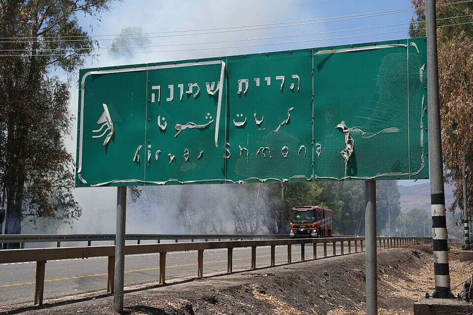 בעקבות הירי של חיזבאללה - שלט שרוף של קריית שמונה , אייל מרגולין - ג׳יני