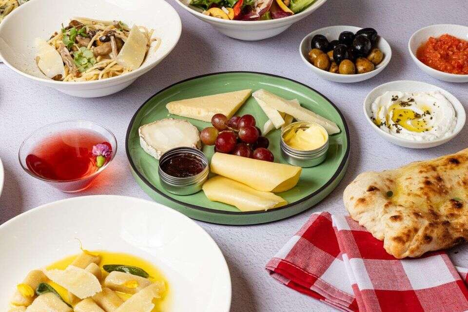 אלה ותמר , ג'ני רוחלין