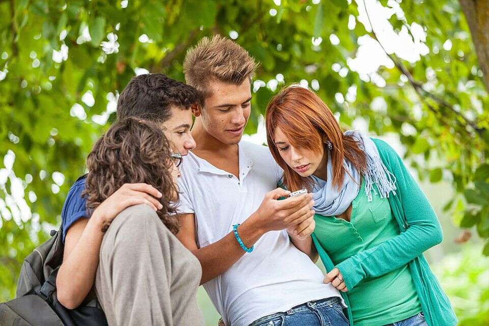 קבוצת חברים בתיכון , Getty Images