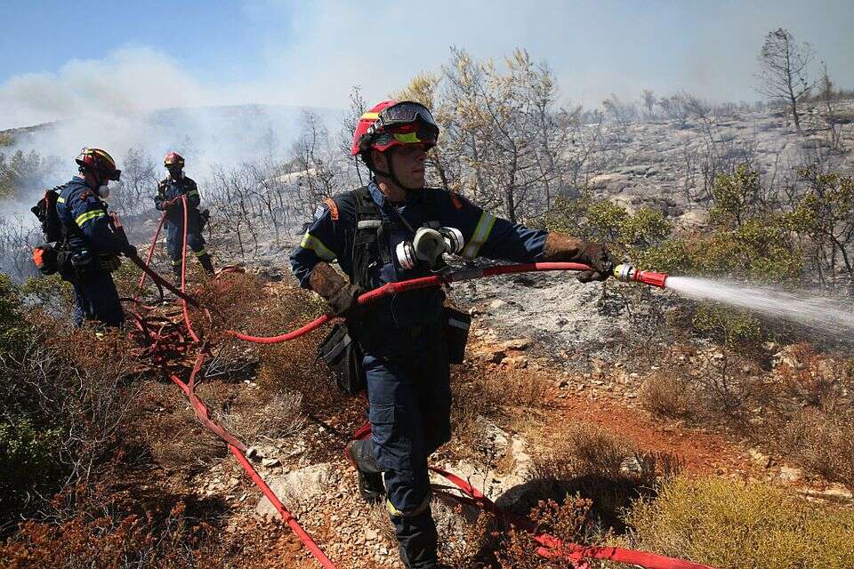 כבאים נאבקים בשריפה ביוון , אי.פי.איי