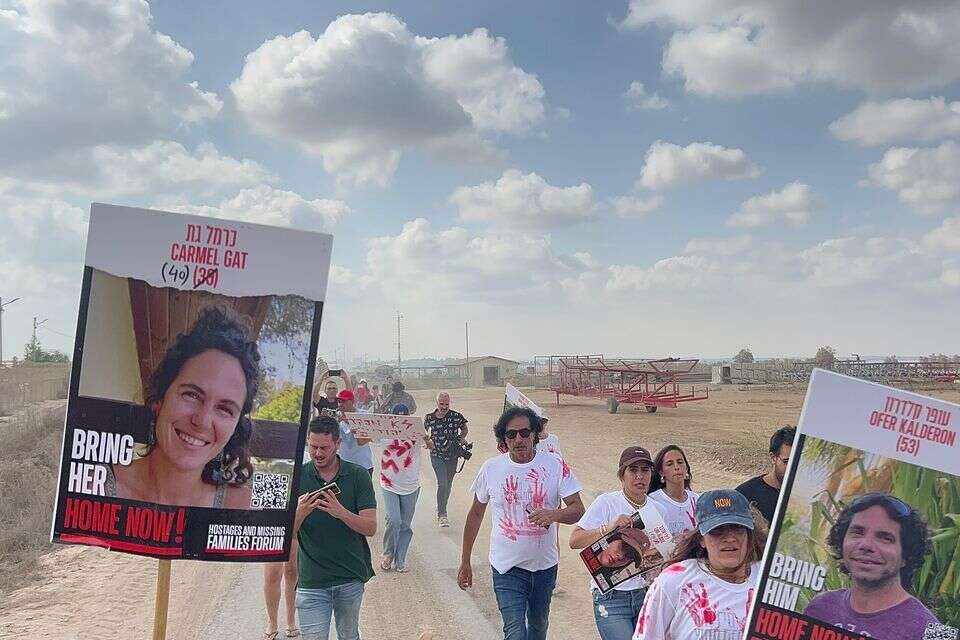 המשטרה עצרה את הקהל סמוך לגדר והזהירה אותם שהם מסכנים את החיים של עצמם ושל השוטרים , מטה משפחות החטופים