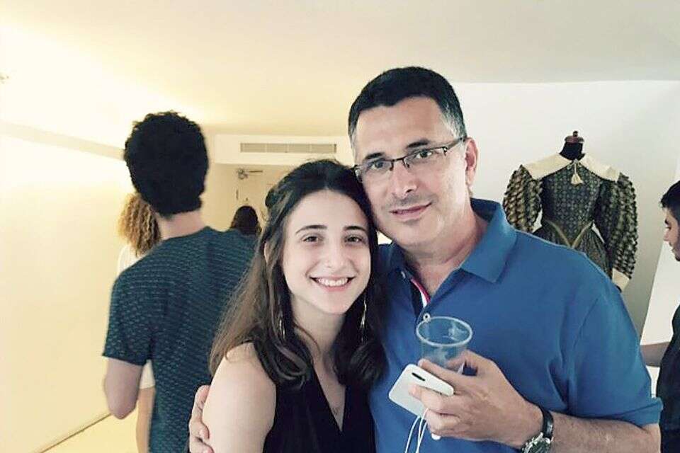 הוצע לה לצאת נגד אביה באופן יותר אקטיבי. אלונה וגדעון סער , אינסטגרם
