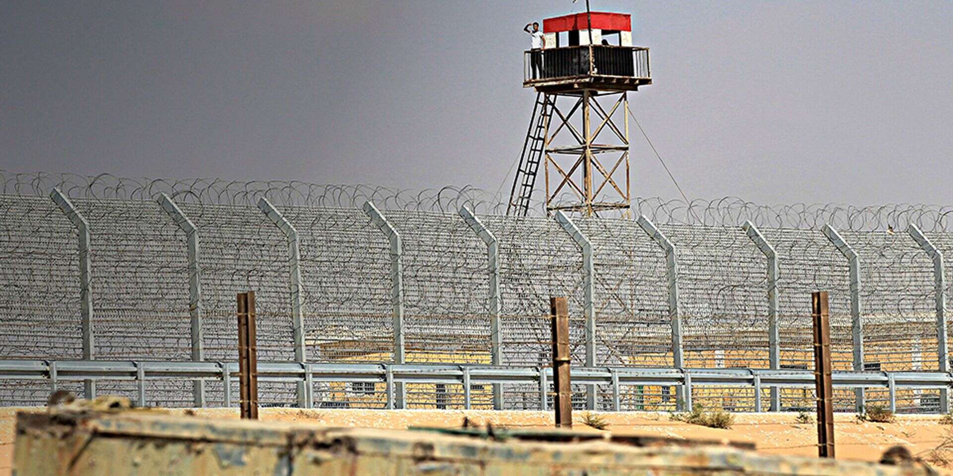 עמדה מצרית סמוך לגבול הישראלי , ללא