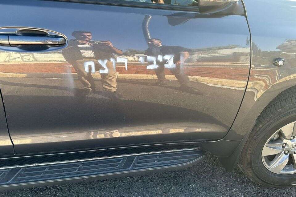 אלמונים הגיעו לרכב של שיירת רה"מ וריססו עליו את המילים ביבי רוצח. , ללא