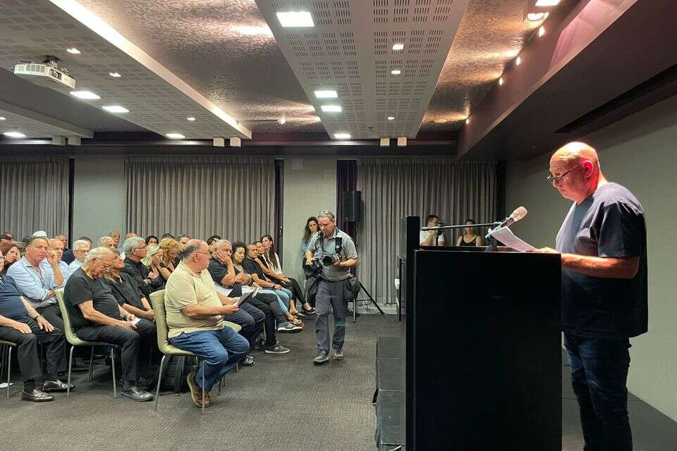 הראל ויזל במסיבת העיתונאים , ללא קרדיט