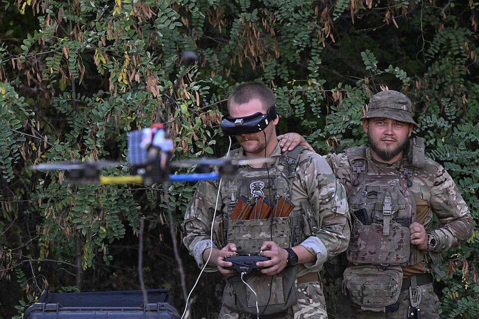 חיילים אוקראינים מפעילים רחפן במזרח המדינה , איי.אף.פי