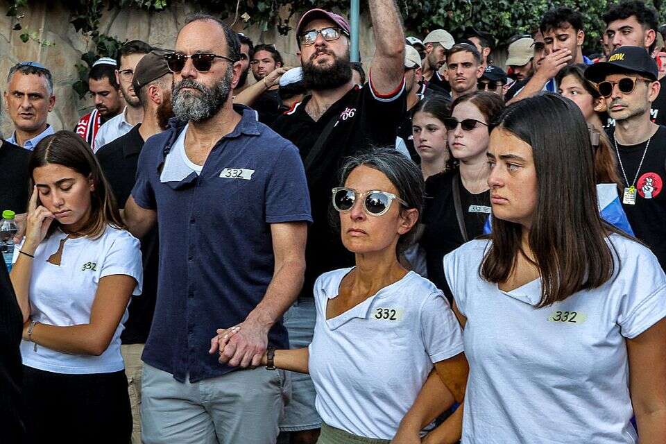 משפחתו של הרש גולדברג-פולין ז"ל מלווים את בנם למנוחות , אי.אף.פי