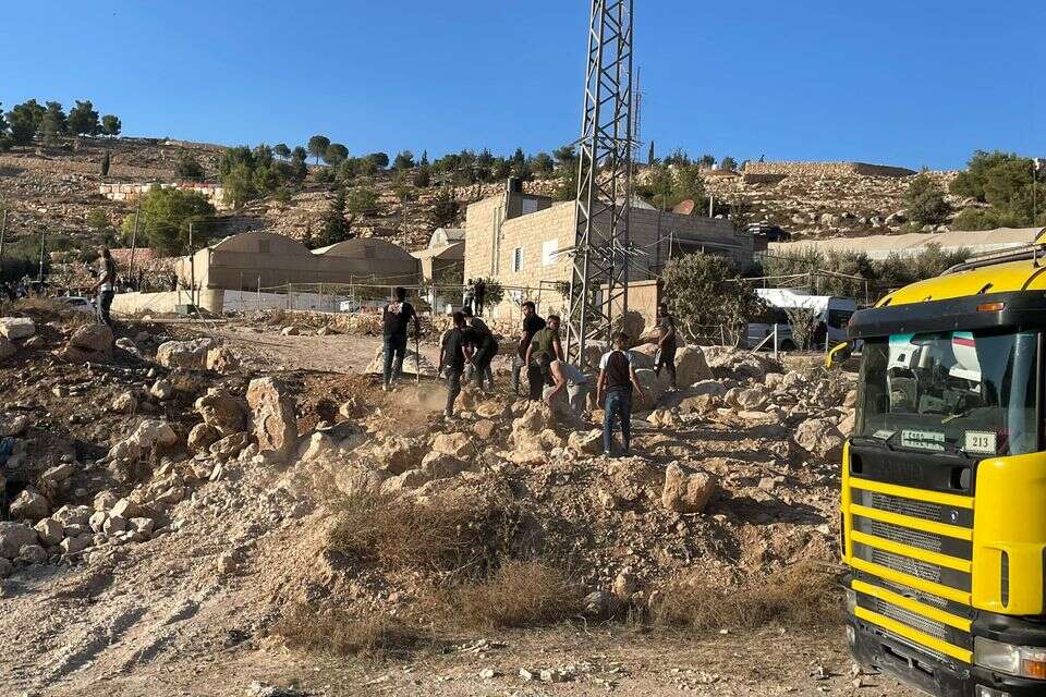 עם פנים גלויות ובידיהם אלות: פורעים ערבים רגמו נהג ישראלי בכבישי הר ...