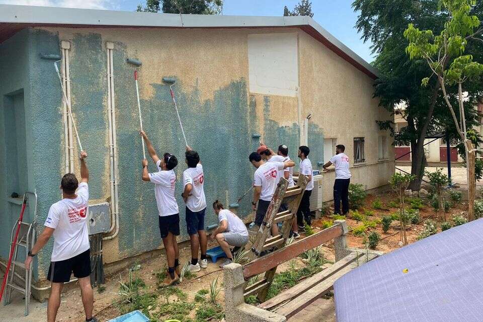 מתנדבי "לב אחד" בסיוע למפוני העוטף , .