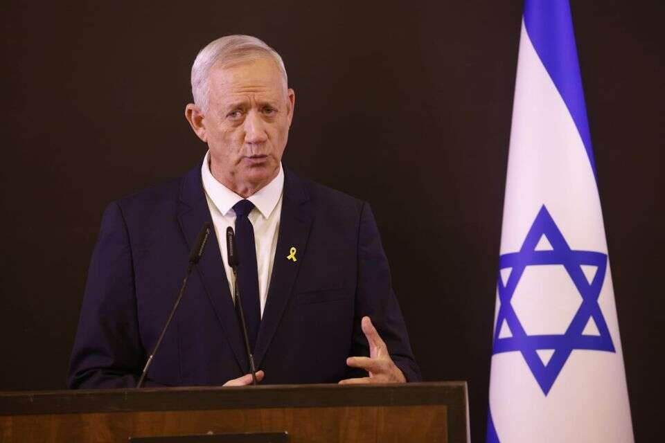 גנץ תוקף את נתניהו. "הפיל עסקאות" , יהושע יוסף