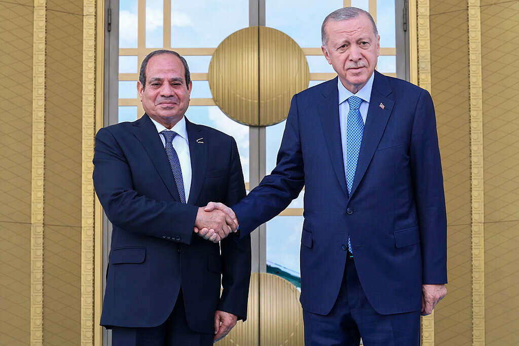 לאחר עשור של יחסים עכורים: א-סיסי נחת בטורקיה ונפגש עם ארדואן , אי.פי