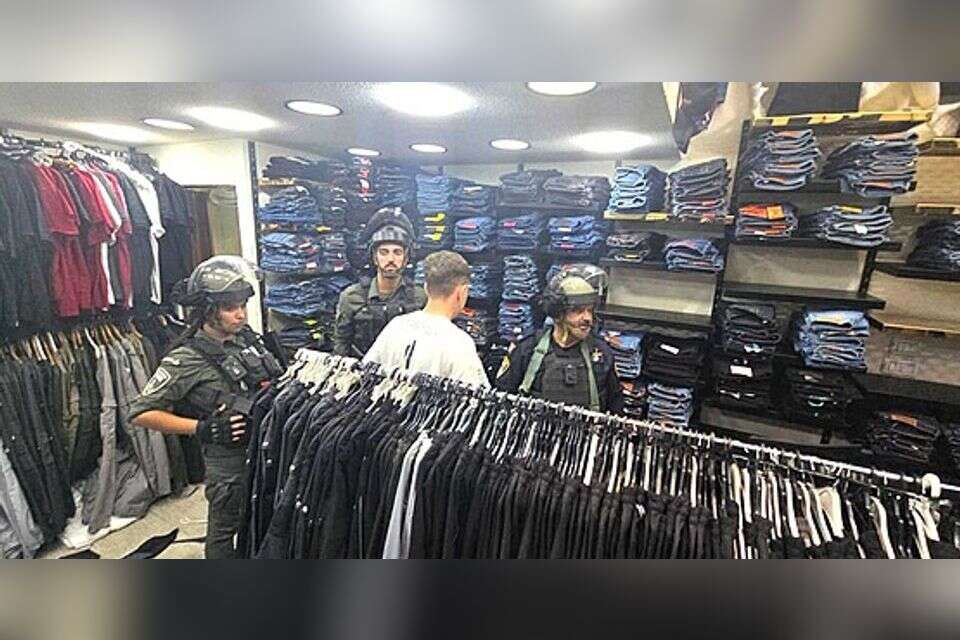 שוטרי מג"ב בוחנים סחורה באחת מהחנויות בכפר , דוברות המשטרה