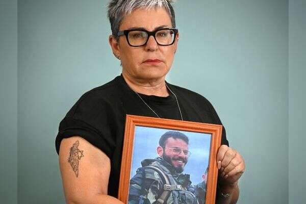 לרה מיטודי עם תמונת בנה, ניתאי ז"ל , אפרת אשל