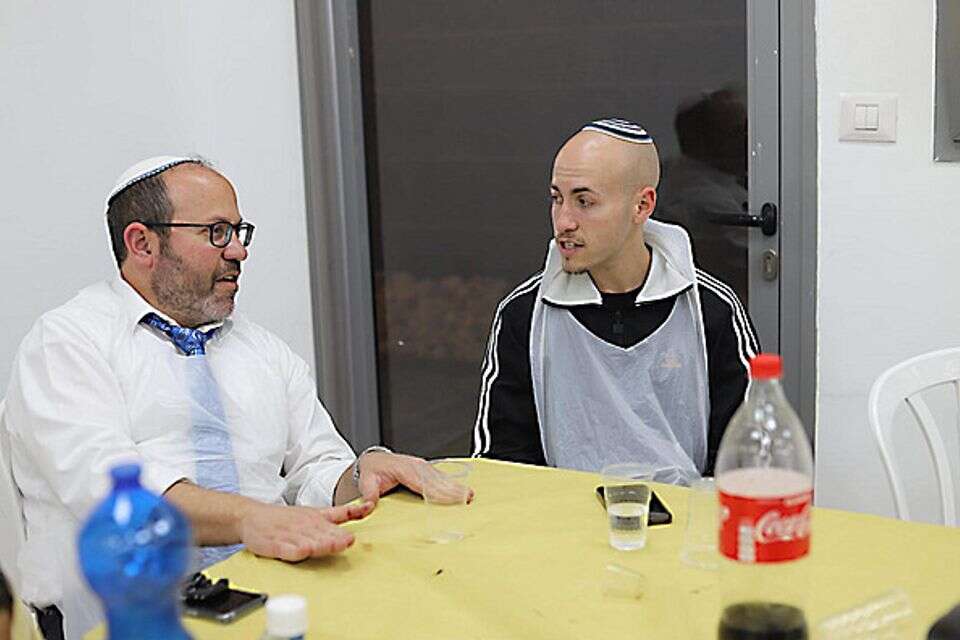 צביקה מור (משמאל) עם בנו איתן , אדיבות המשפחה