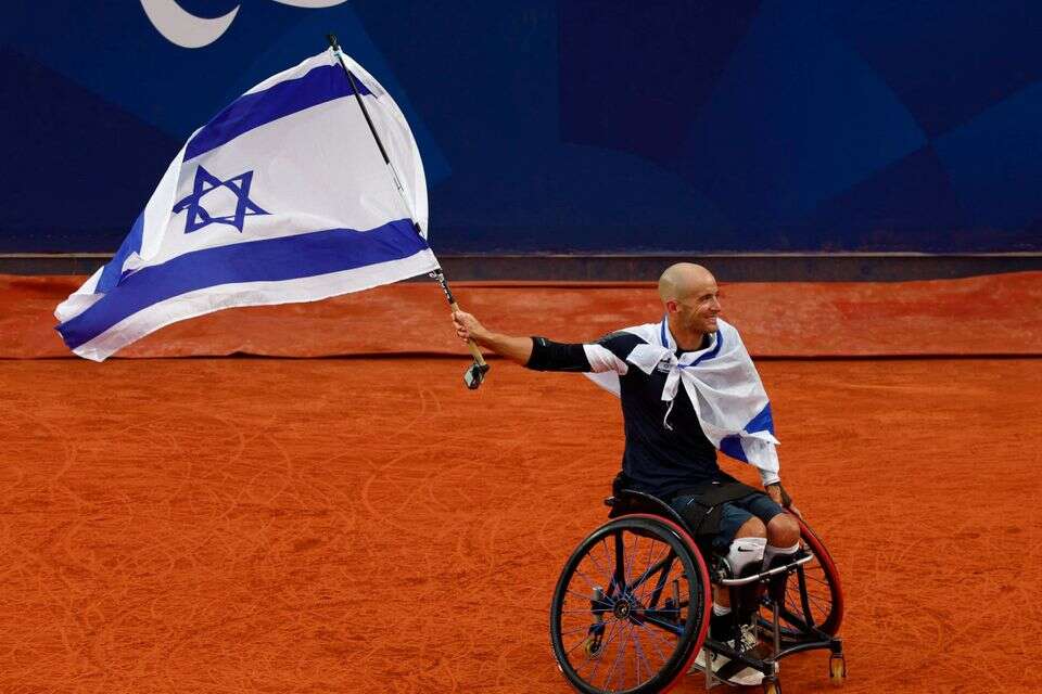 גיא ששון חוגג עם דגל ישראל , רויטרס