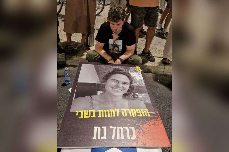 בן דודה של כרמל גת ז"ל בהפגנה עם תמותנה , דוברות מטה המשפחות להחזרת החטופים/אדר אייל