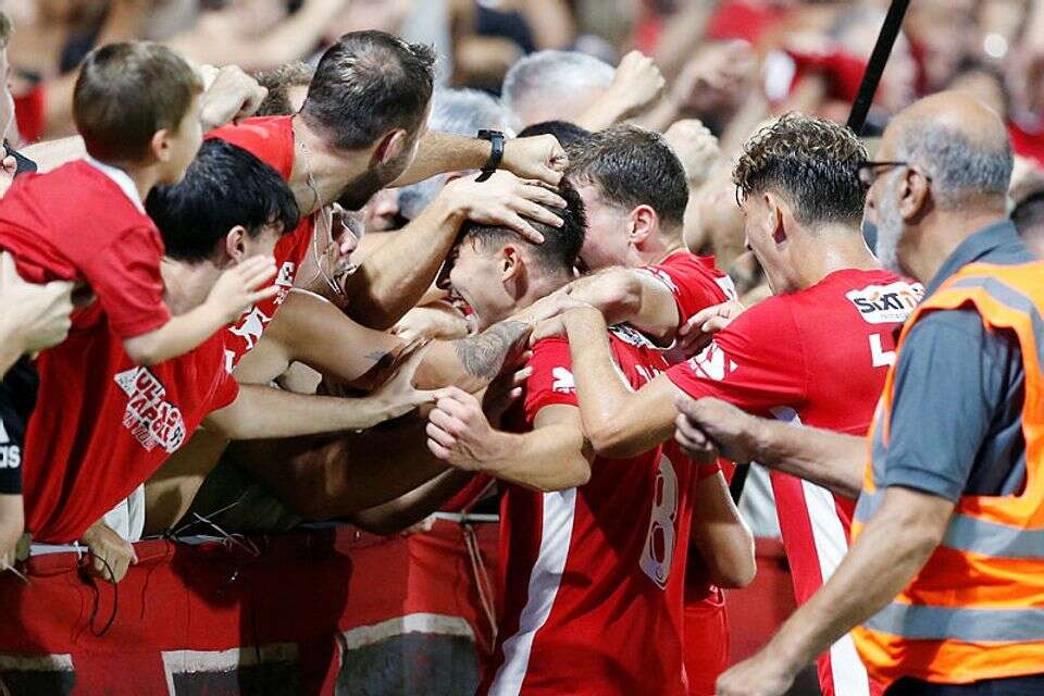 שחקני הפועל תל אביב חוגגים עם האוהדים , אלן שיבר