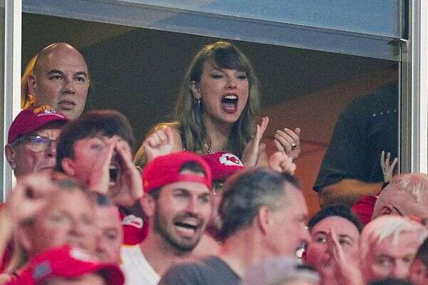 טיילור סוויפט מריעה מהיציע , USA TODAY Sports via Reuters Con