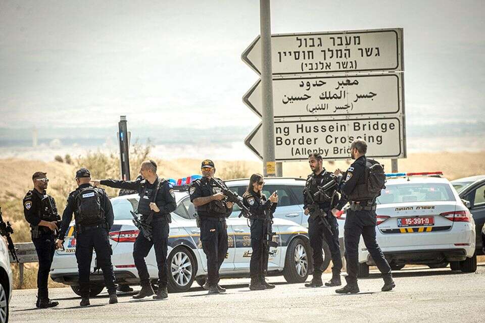 שוטרים בזירת הפיגוע (ארכיון) , אורן בן חקון
