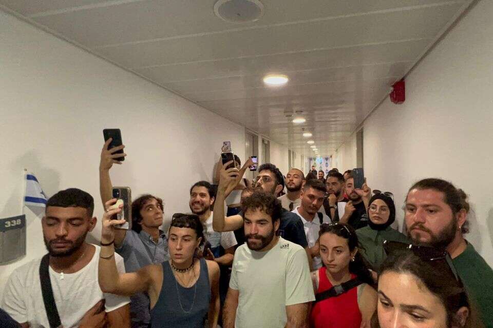 ממתינים שעות בתור להירשם לבחירות. אוניברסיטת חיפה , אוראל ואקנין