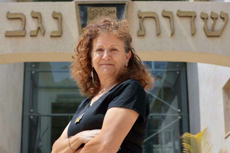 מסתכלת על חצי הכוס המלאה. אסתר מרכוס , אורן כהן