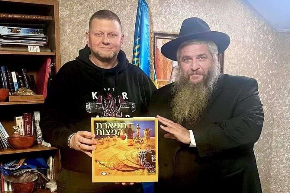 הרב אסמן עם הרמטכ"ל האוקראיני לשעבר זלוז'ני , דף הפייסבוק של הרב אסמן