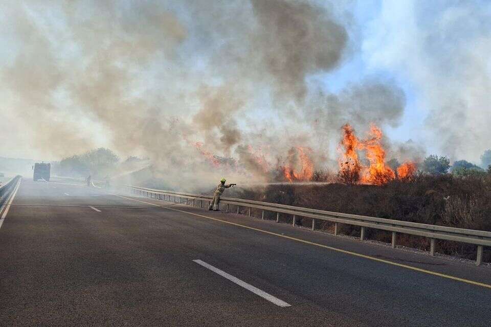 הירי מלבנון: שריפה גדולה מתפשטת ליד תחנת דלק סמוך למעלות בכביש 89 , דוברות כבאות והצלה