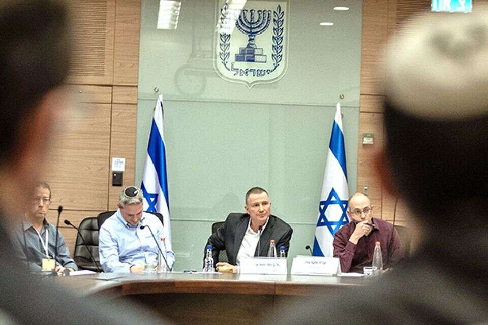 מנסה לשמור על דיון ענייני וממלכתי. יו"ר הוועדה ח"כ יולי אדלשטיין , אורן בן חקון