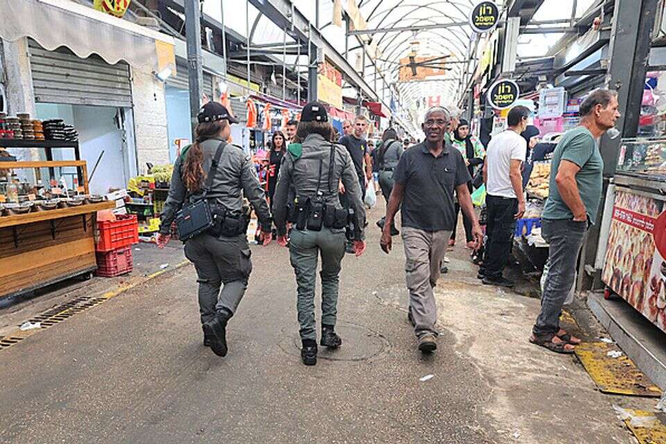 שוטרות מג"ב בשוק רמלה. "בתוך שבוע הם יעזבו כמו שבאו" , קוקו