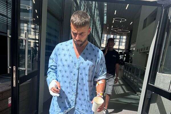 יפה לי בגדי אשפוז? שילה , ללא קרדיט