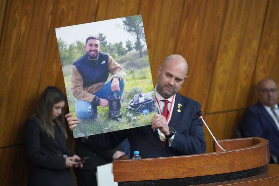 אוחנה נאם בבית הנבחרים של פרגוואי, והציג את תמונתו של אורי דנינו ז"ל , דוברות הכנסת