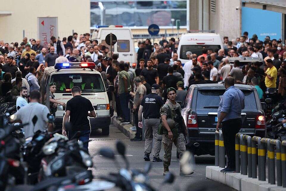 אמבולנסים ליד בית החולים באוניברסיטה האמריקנית בביירות , אי.אף.פי