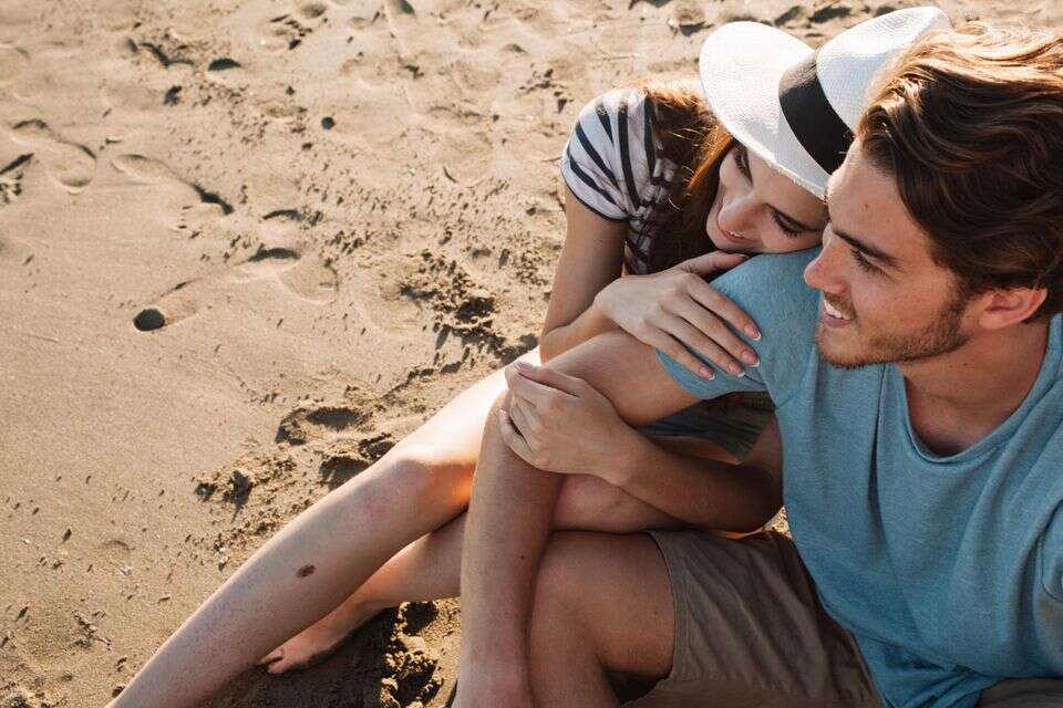זוג צעיר בחוף הים  , freepik