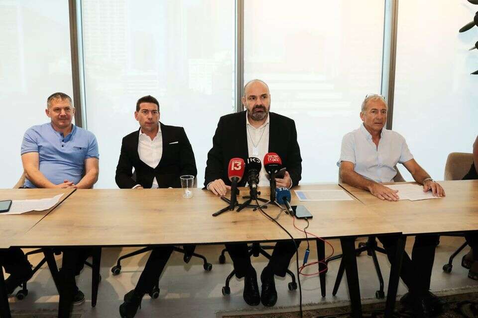 מימין לשמאל, משה קסטלמן אביו של יובל קסטלמן ז"ל, עו"ד דניאל חקלאי, עו"ד שלף ו רן קסטלמן הדוד של יובל ז"ל במסיבת עיתונאים במגדל המוזיאון בתל אביב , גדעון מרקוביץ
