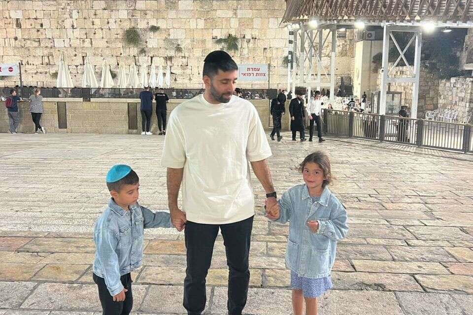 חן עזרא וילדיו. הכדורגל מאחוריו , פרטי
