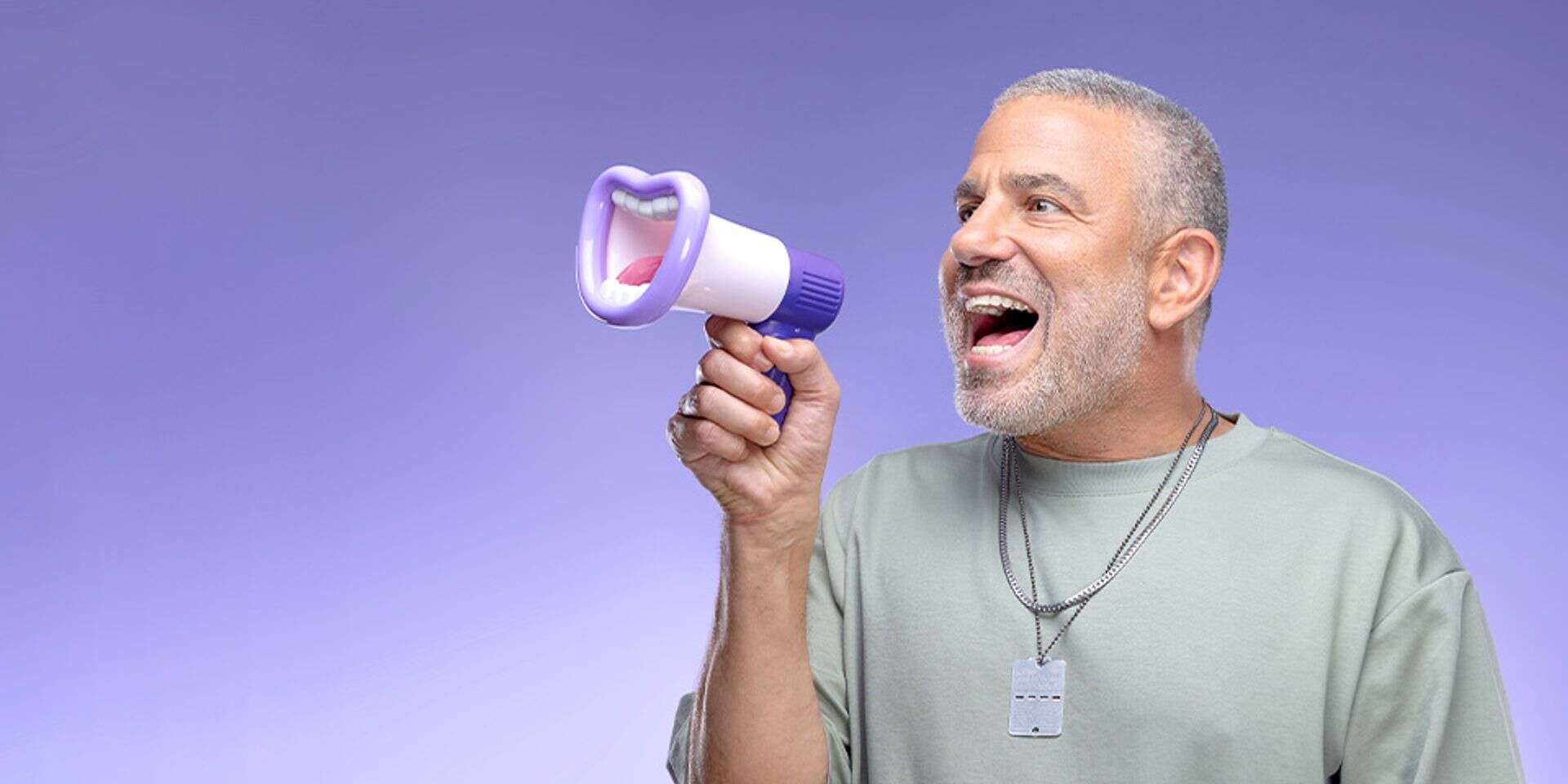 חוטא בשירה. מגל , מור צידון, סטיילינג: אורי לשם, איפור: ורד בדוסה רוטרו, הלבשה: Uniqlo; בשער- חולצה - ZARA, מכנסיים - H&M, נעליים - Adidas