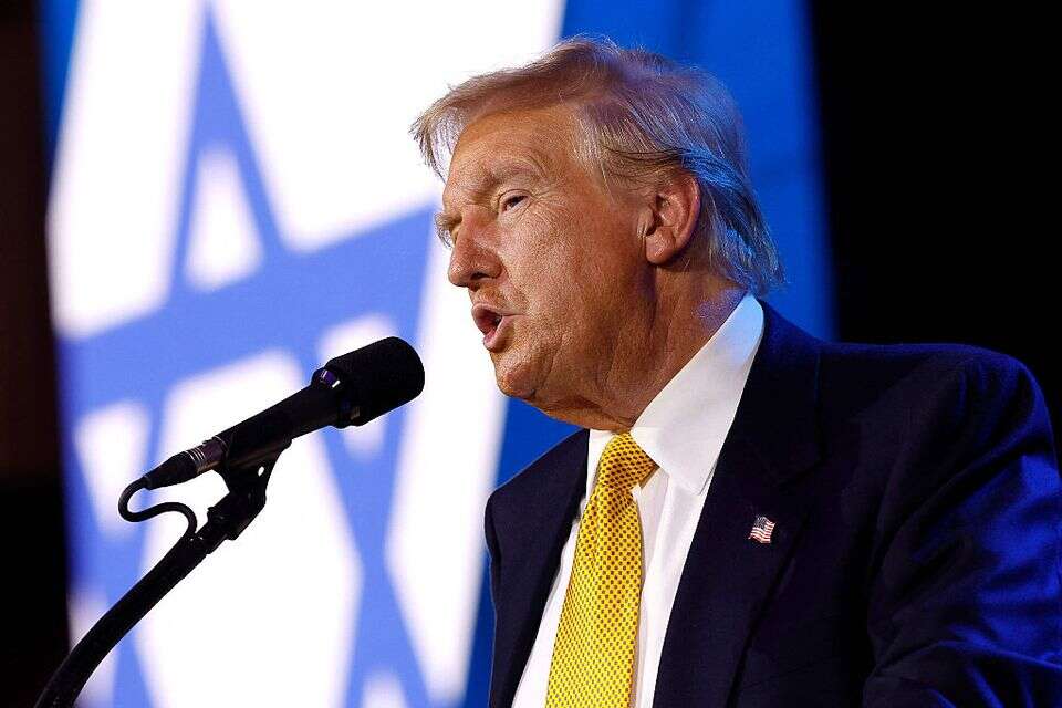 הנשיא דונלד טראמפ על רקע דגל ישראל , איי.אף.פי