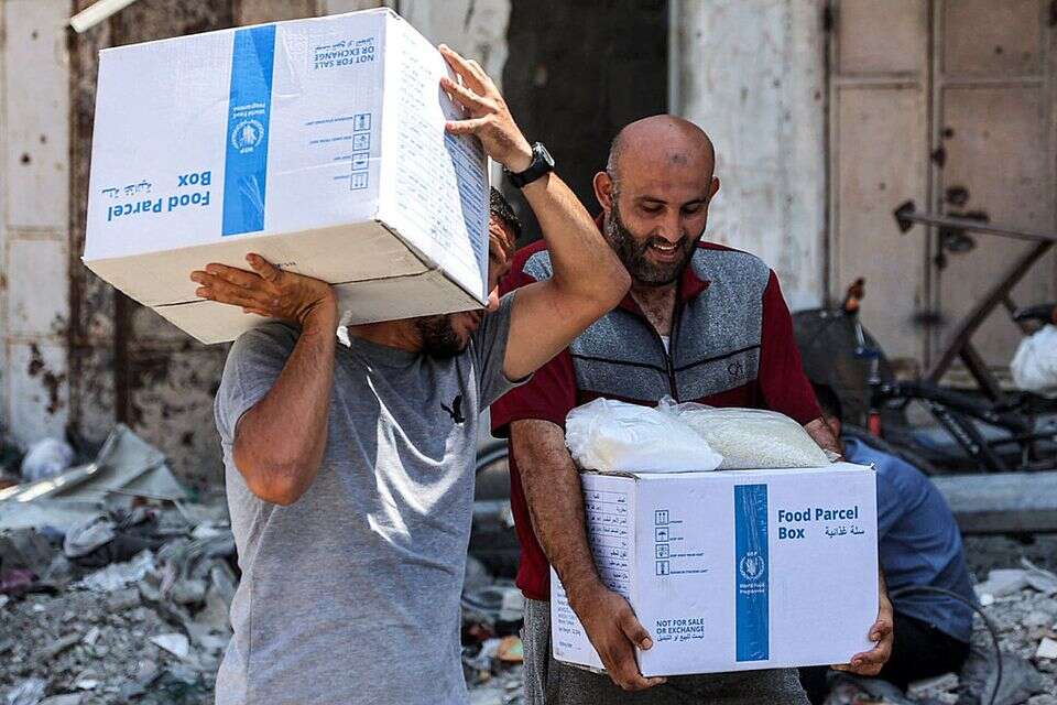 עזתים עם סיוע הומניטרי ברצועה , אי.אף.פי