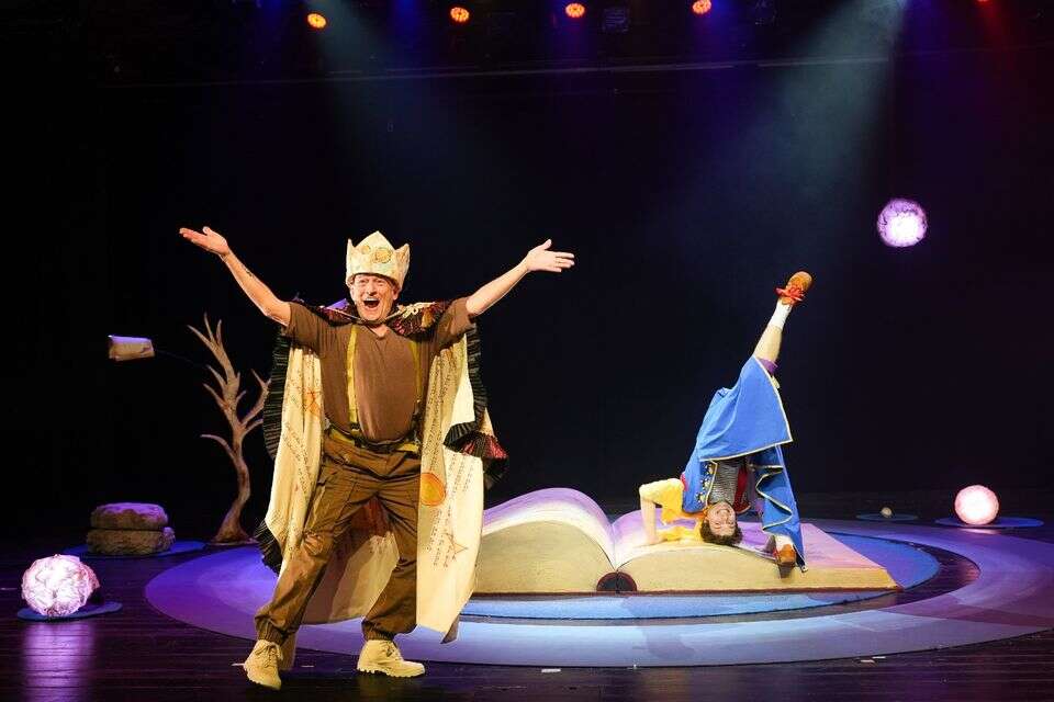 "תסתכלו עלינו כעל אנשים רגילים". מתוך ההצגה , רדי רובינשטיין, "נא לגעת"