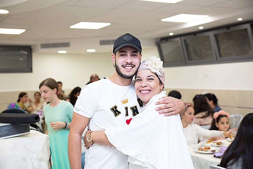 סיגי כהן עם בנה אליה , באדיבות המשפחה