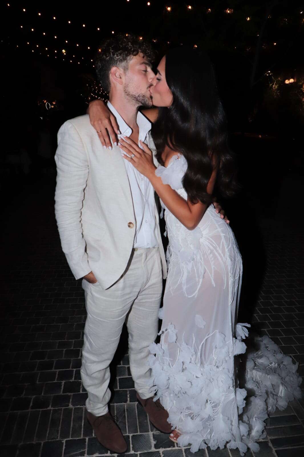 הנשיקה הראשונה מול מצלמה כזוג נשוי. נויה אריאלי ודור טאוב , ניר פקין