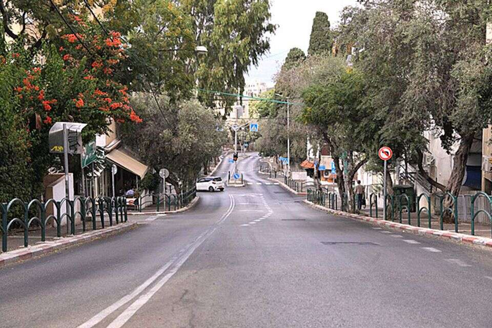 רחוב בלפור בחיפה, ריק מאדם ומתנועת מכוניות, אתמול אחה"צ , מישל דוטקום