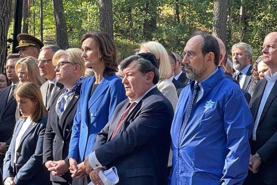 הטקס בפונאר: שמאל לימין: ראש ממשלת ליטא אינגרידה שימונטיה, יו״ר הפרלמנט ויקטוריה צ׳ימיליטה נילסן, חבר הפרלמנט עימנואל זנגיריס, ומנהל מצעד החיים באירופה מישל גור ארי , רותה אנדרס