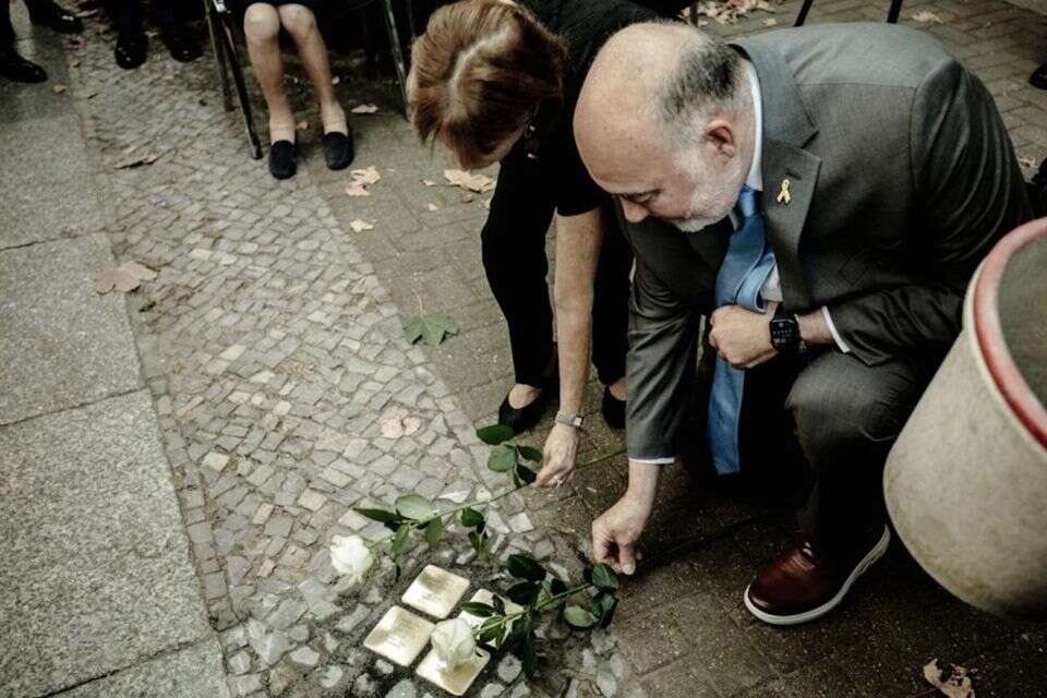 שגריר ישראל לגרמניה, רון פרושאור מניח אבני נגף לבני משפחתו שנמלטו מהמדינה ב-1933 , Daniel Nartschick
