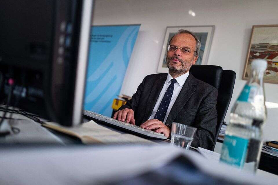 פליקס קליין במשרדו בברלין. "צונאמי" , אי.אף.פי