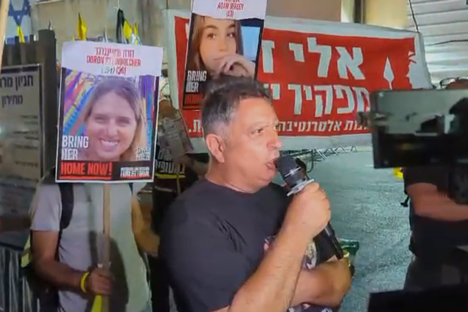 אלי אלבג, אביה של לירי אלבג בהפגנה בנתניה , מטה משפחות החטופים