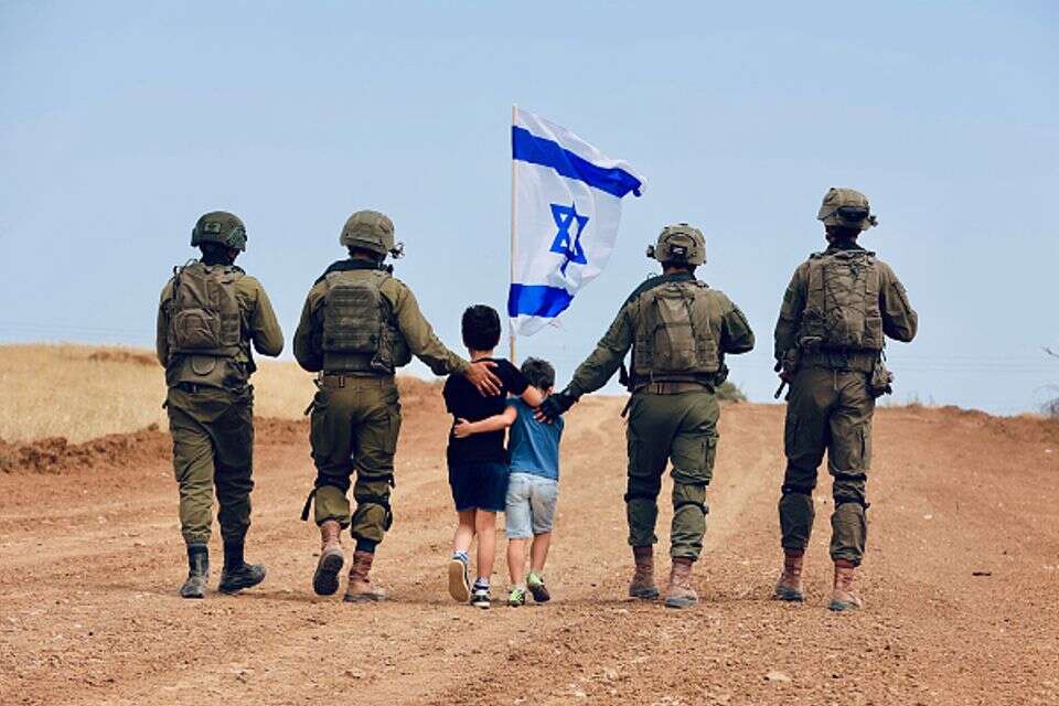 חיילי צה"ל מניפים דגל ישראל (ארכיון) , אורן כהן