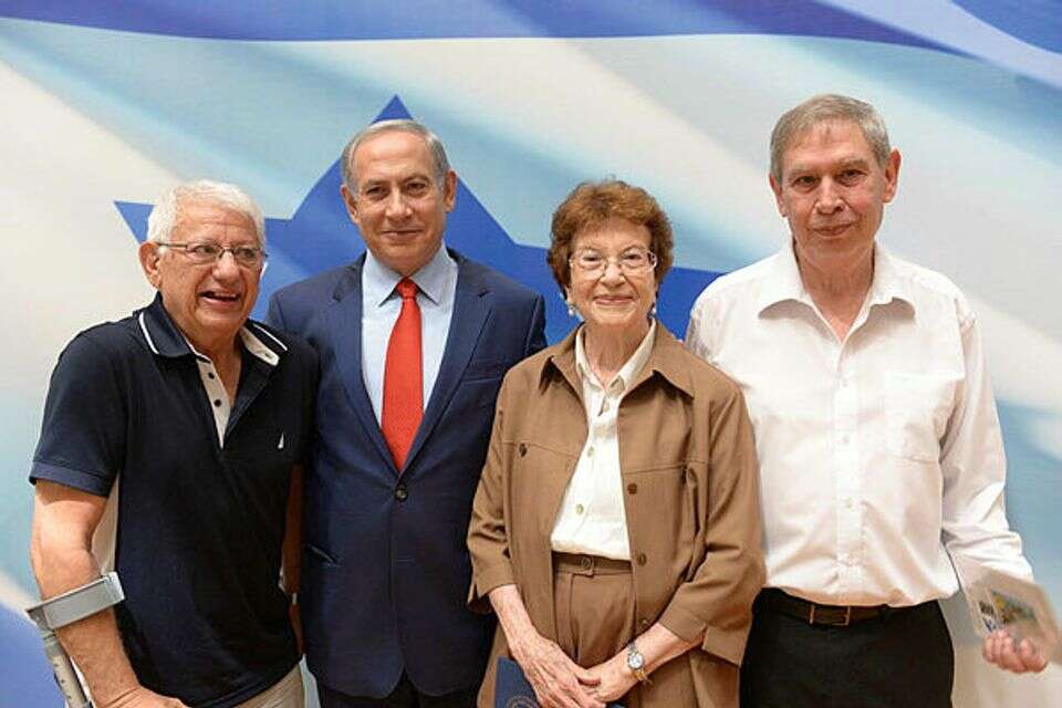 רוברט דסה (משמאל) עם רה"מ נתניהו (ארכיון) , עמוס בן גרשום, לע"מ