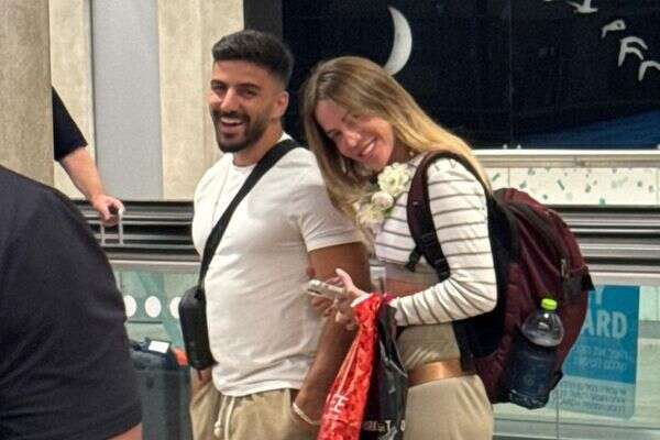 היא כן מודל לחיקוי. יוגב וג'וליה , ללא קרדיט